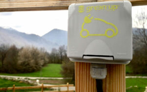 borne de recharge Green'up sur le parking de la maison d'hôtes Balcons de Sorgeat