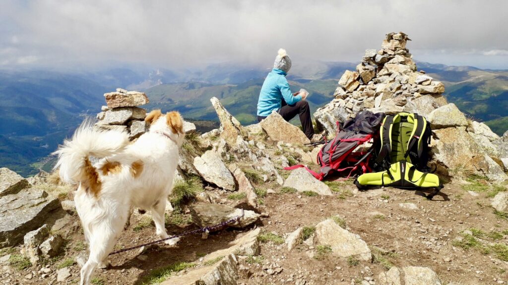 Marie Odile et Djembé au sommet de la Dent D'Orlu - 2222m - Ariège Pyrénées.