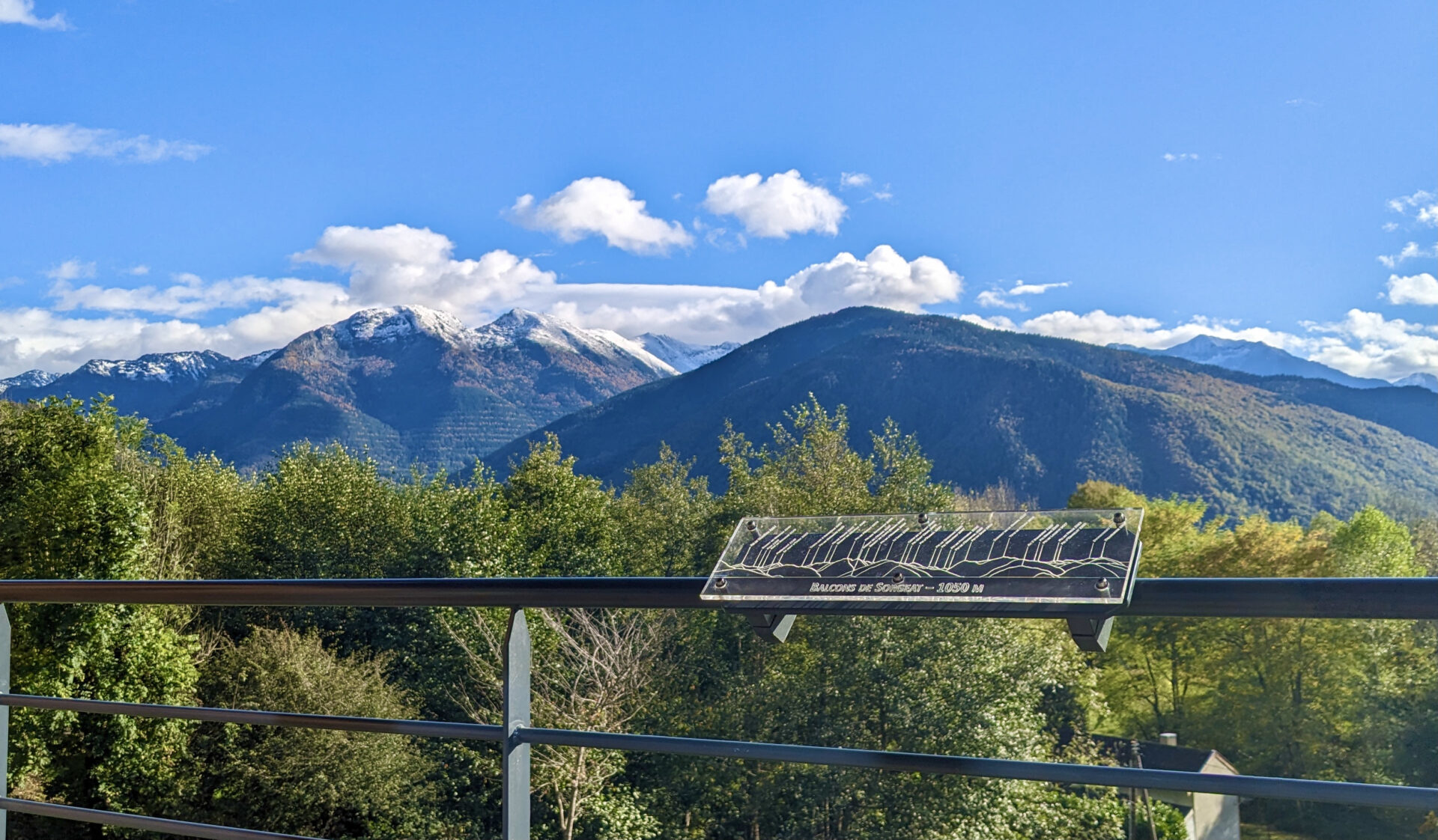 vue des premières neiges depuis la terrasse des chambres d'hôtes Balcons de Sorgeat