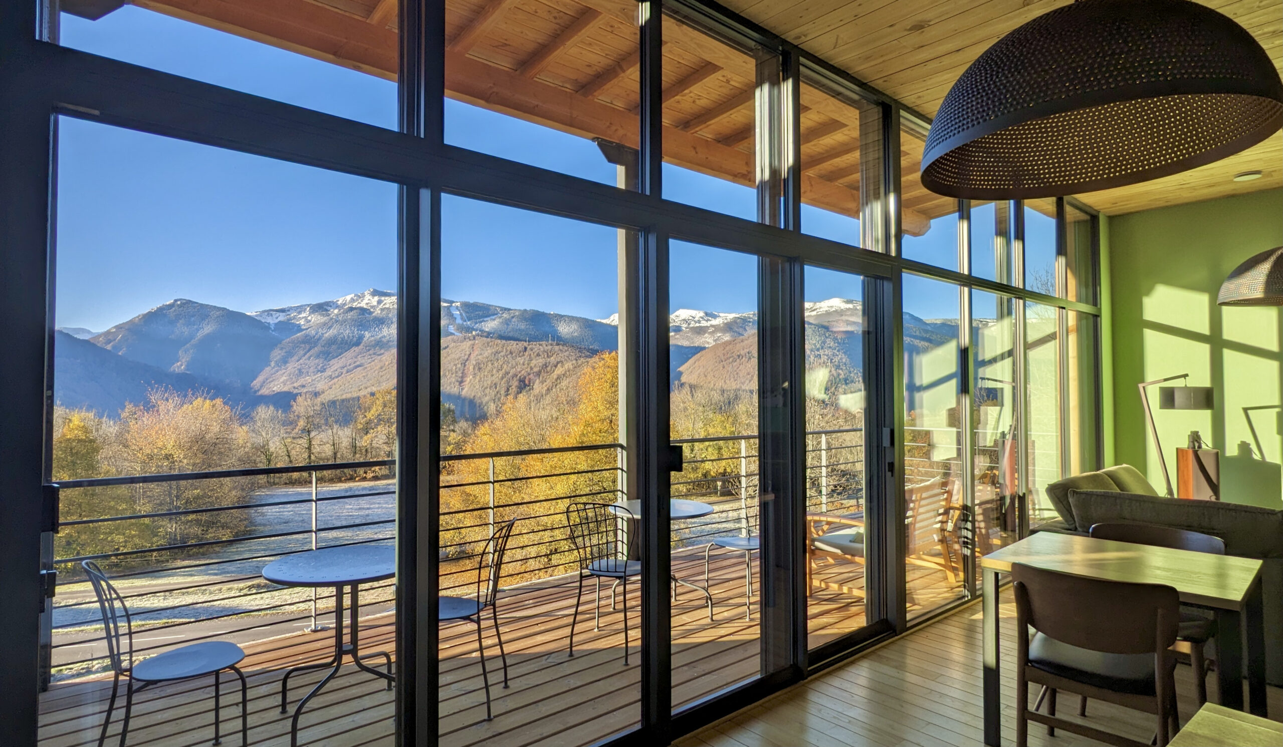 vue du salon des Balcons de Sorgeat - Chambres d'hôtes en Ariège Pyrénées.