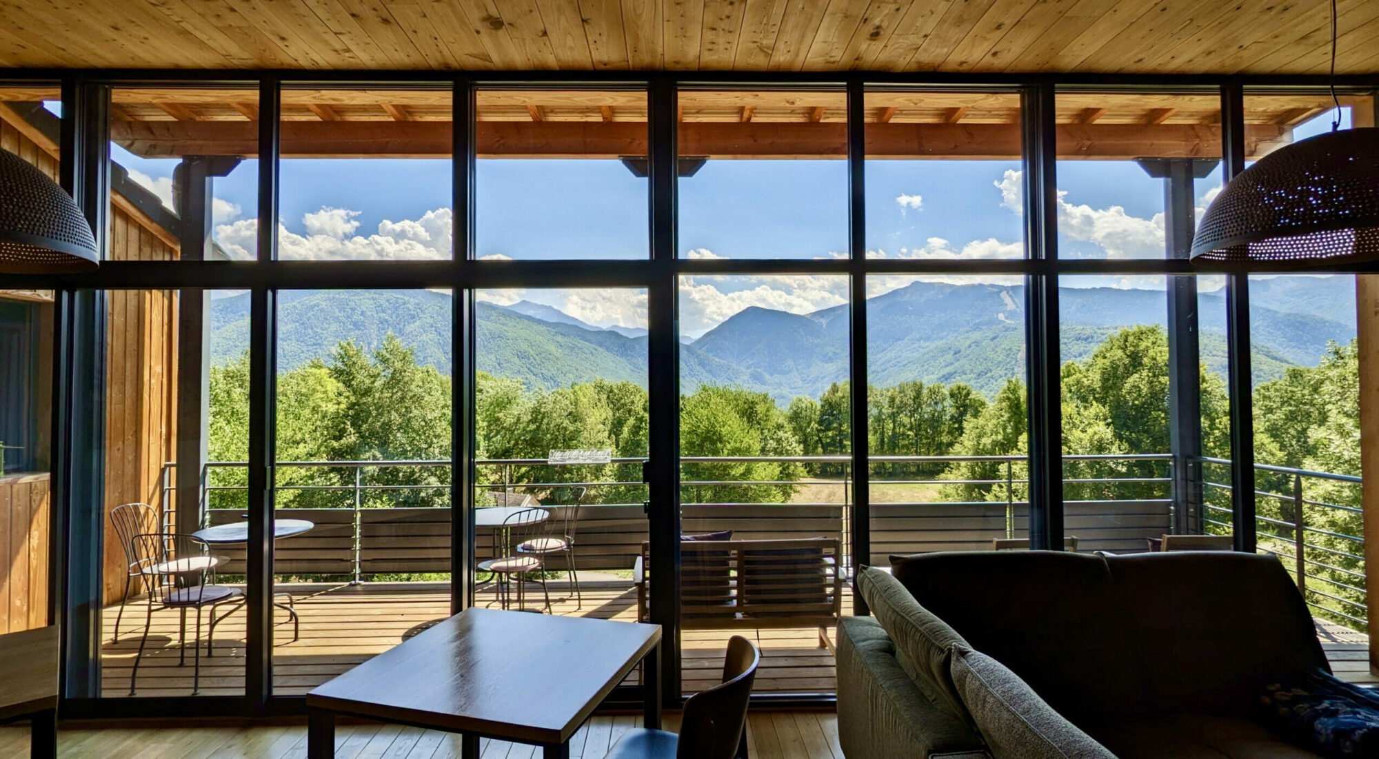 vue du salon des Balcons de Sorgeat en été
