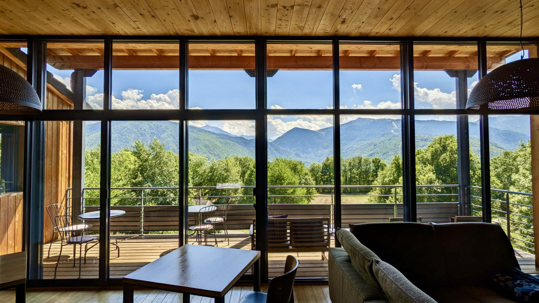 vue du salon sur les montagnes des Pyrénées Ariégeoises depuis les Balcons de Sorgeat en été