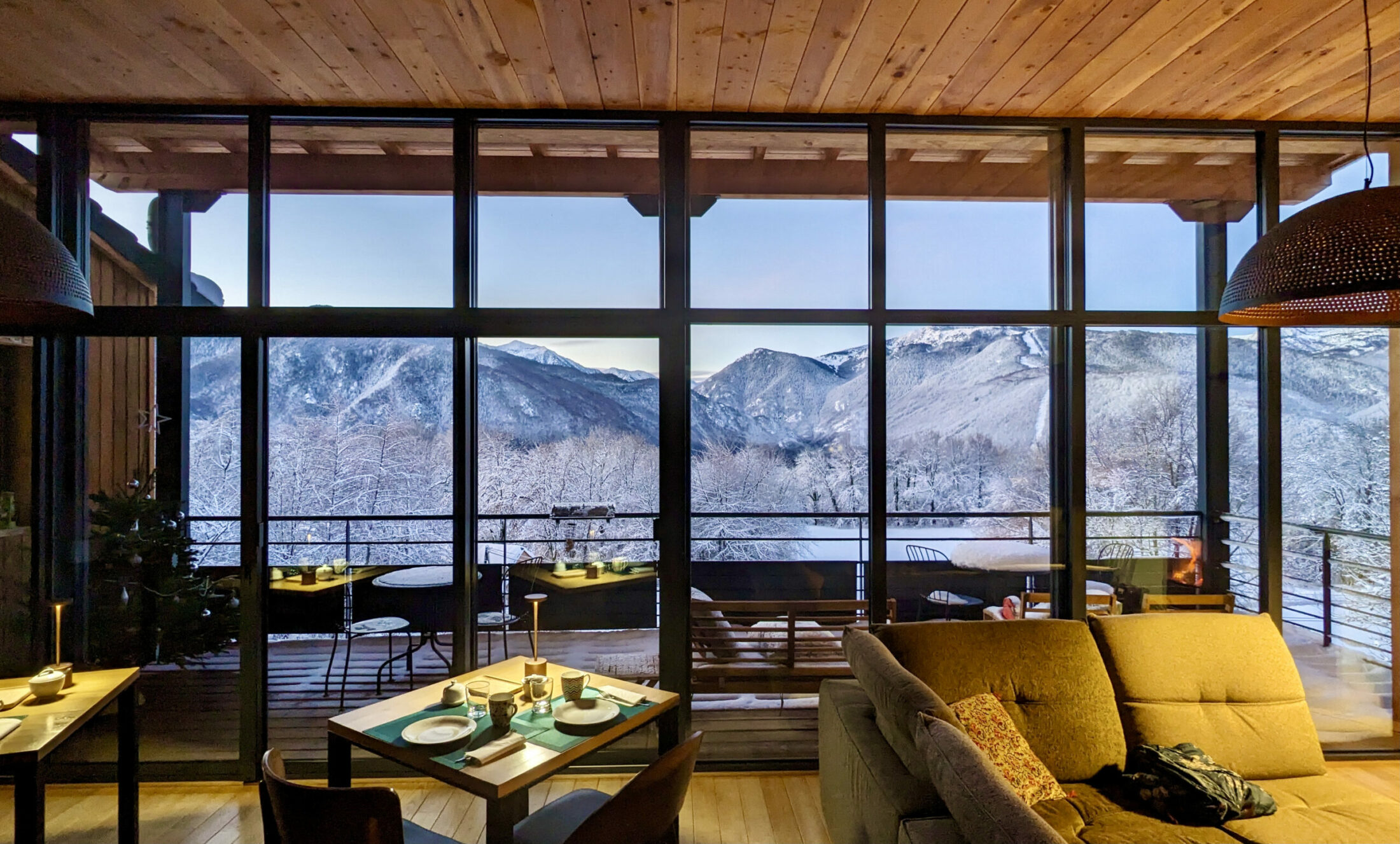vue du salon sur les montagnes des Pyrénées Ariégeoises depuis les Balcons de Sorgeat en hiver